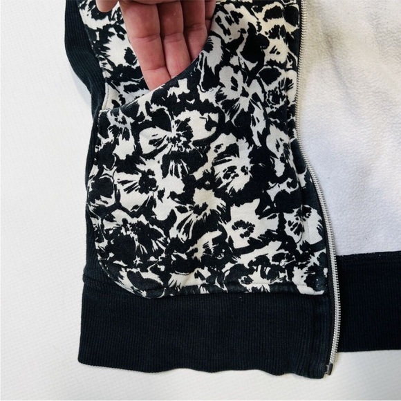 lululemon Black and White Flowers Scuba Hoodie Size 6 - Picture 11 of 12